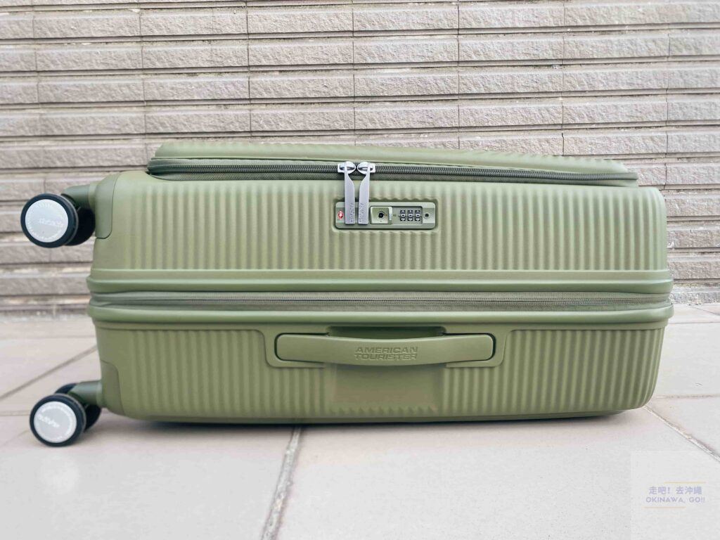 American Tourister Curio側面-橫躺